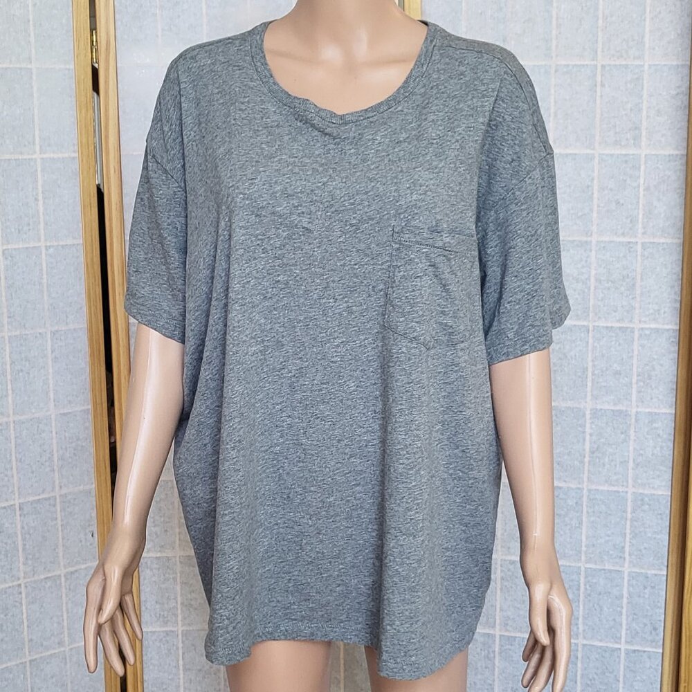 Torrid grey short-sleeve t-shirt with front pocket EUC size 2 or 2X 100% cotton